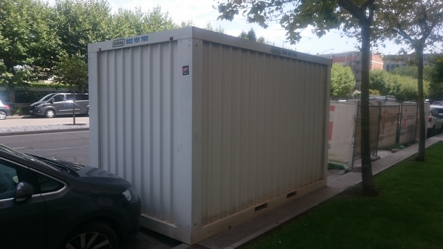 Caseta tipo container en entorno urbano